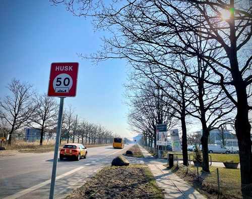 Der er opsat skilte på Avedøre Holme for at minde bilister om at man skal lette foden fra speederen